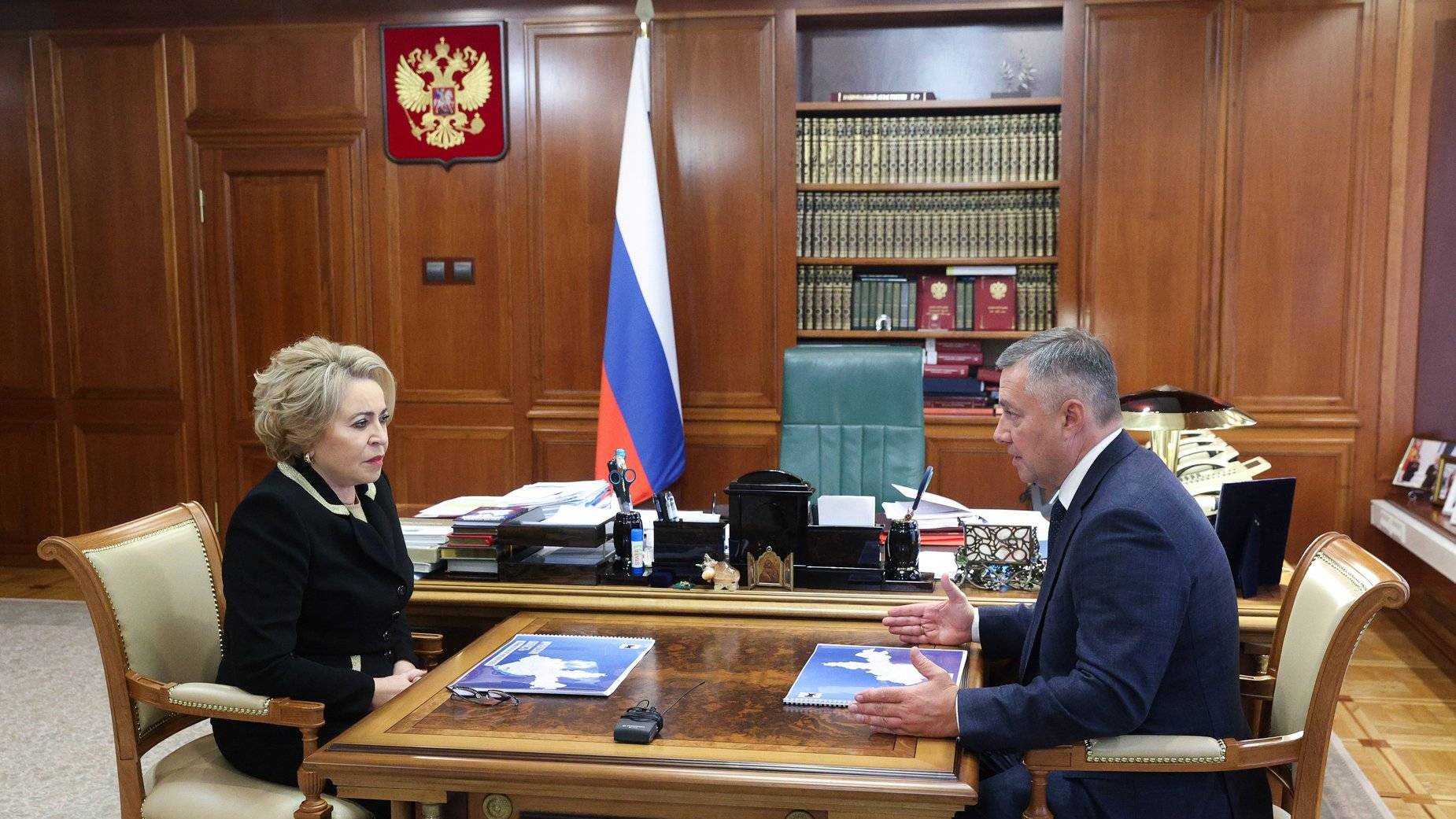 Валентина Матвиенко провела встречу с губернатором Иркутской области Игорем Кобзевым смотреть онлайн