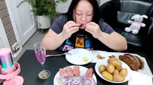 Мукбанг Картошка с селедкой, Горбуша холодного копчения, Лавандовый лимонад. Питер 1ч.
