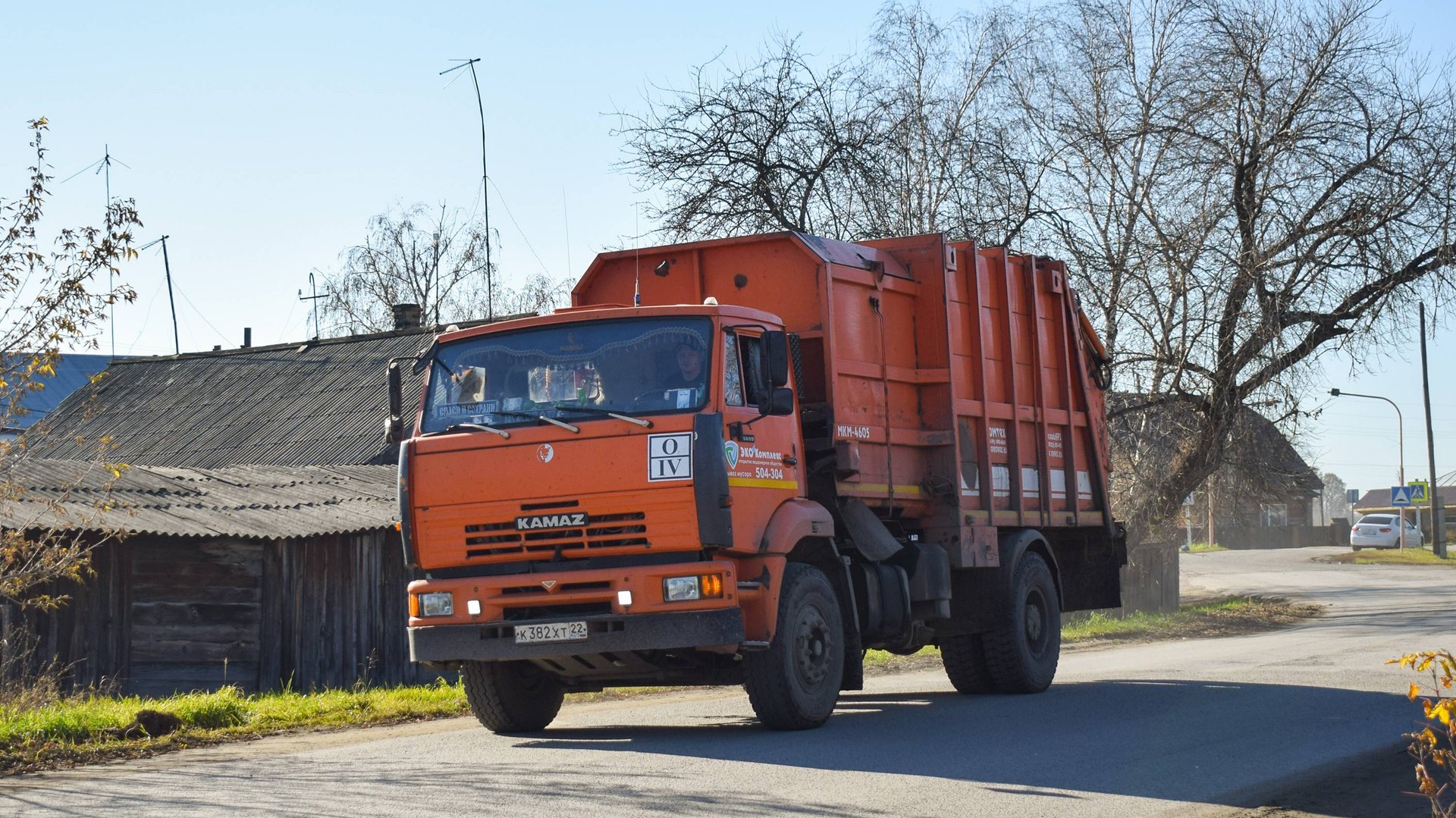 Мусоровоз МКМ-4605 на шасси КамАЗ-53605-62 (К 382 ХТ 22). / Garbage truck KAMAZ MKM-4605. смотреть онлайн