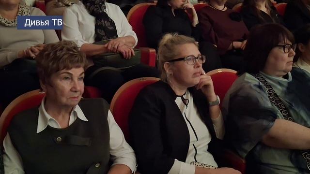 В Тихвине чествовали работников образования смотреть онлайн