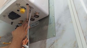 Начал подключать настенный газовый котёл . Накручиваю американки на резьбу .