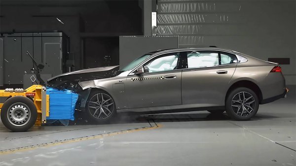 Краш-тест новых BMW 5 серии и BMW M5 от C-IASI на CarMaps.Ru