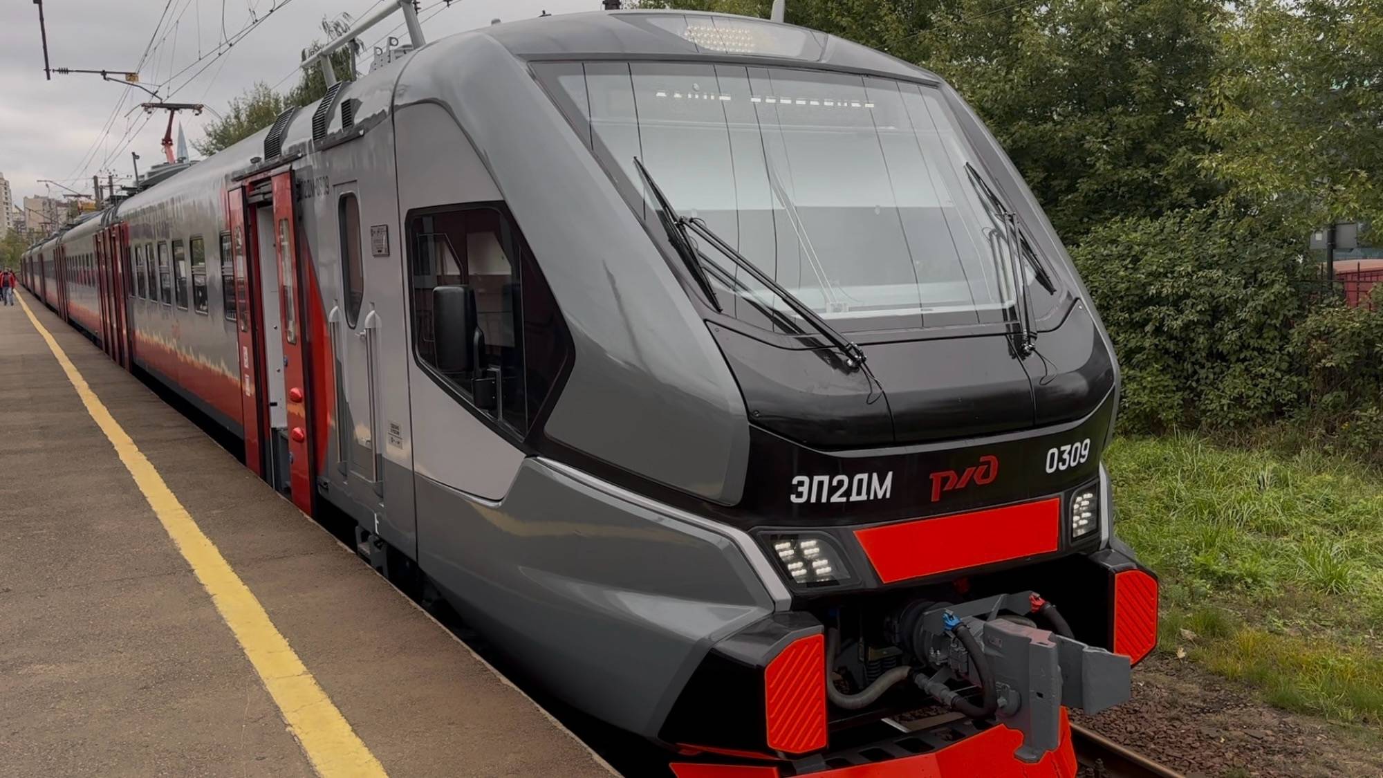 Новинка! Электропоезд ЭП2ДМ в Санкт-Петербурге - первый день работы! смотреть онлайн
