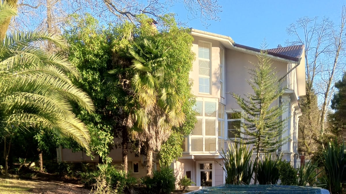 700 квадратов на 23 сотках с шикарным озеленением смотреть онлайн