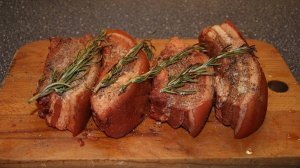 Вареное сало в луковой шелухе