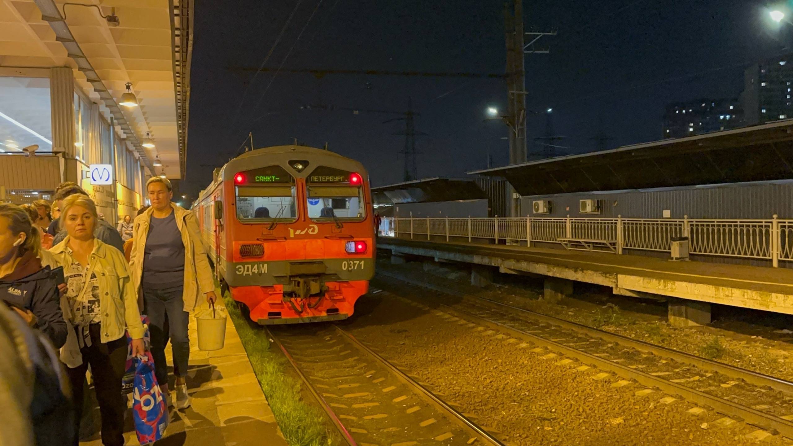 Срыв стоп-крана и задержка из-за драки и скинутой на пути женщины. ЭД4М-0371 смотреть онлайн