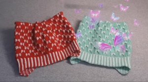 МИМИШНАЯ шапка детская спицами, узором бабочки. Резинка связана крючком с анатомическими ушками.