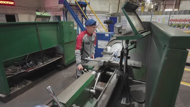 Ко Дню машиностроителя – репортаж о мастере своего дела токаре УПЗЧ ЛГОКа Игоре Супренкове смотреть онлайн