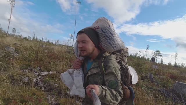 10 000 РУБЛЕЙ ЗА ДЕНЬ. СБОР ЯГОД В КАРЕЛИИ. КАК ЗАРАБОТАТЬ БОЛЬШИЕ ДЕНЬГИ. СЕЗОННАЯ РАБОТА. смотреть онлайн