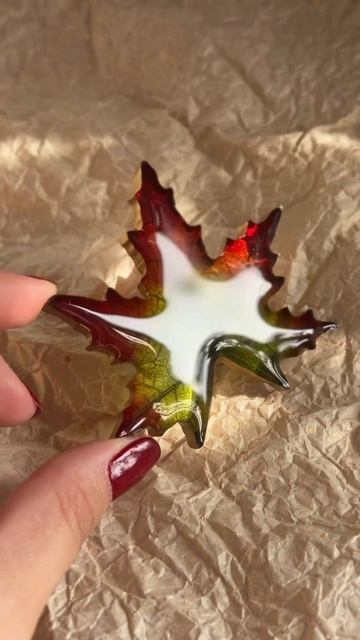 Осень на лацкане: брошь «Лист клёна»