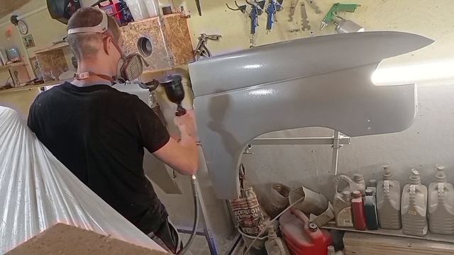 Подготовка к покраске крыльев, нанесение базы и лака.