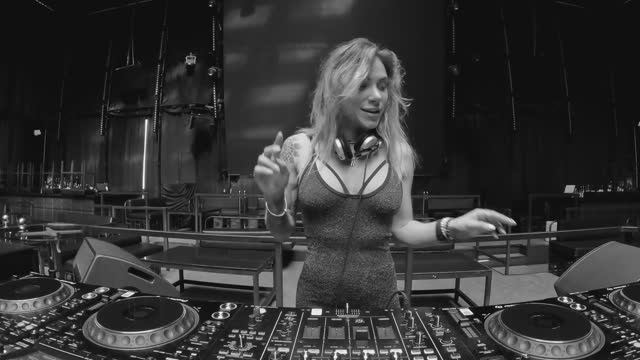 GUZOVA Podcast 04 4k Melodic Techno DJ Set 2025 Live Mix [Progressive House • Melodic Techno] смотреть онлайн