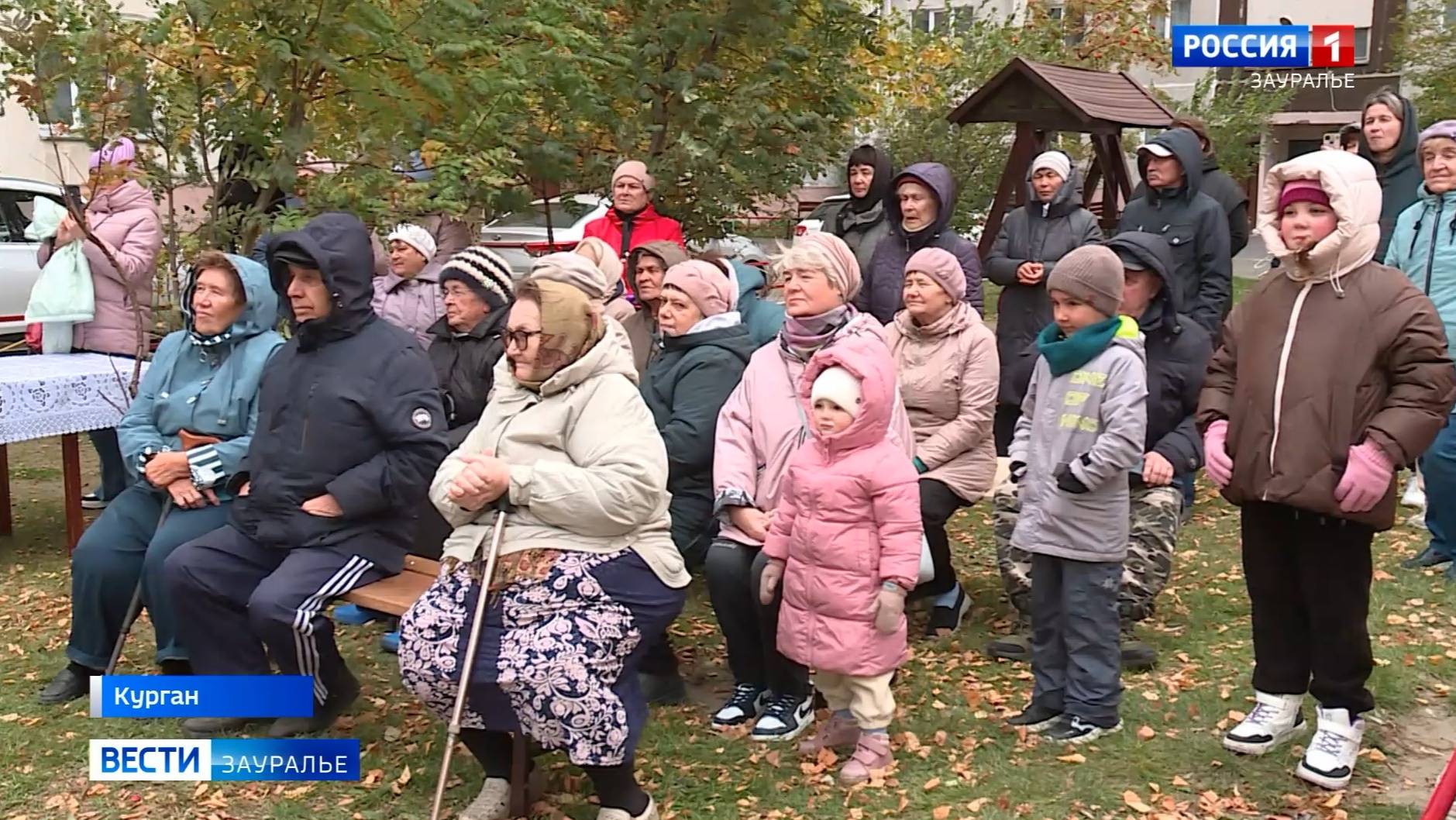 Праздник для пожилых соседей прямо во дворе устроили жители одного из курганских домов смотреть онлайн