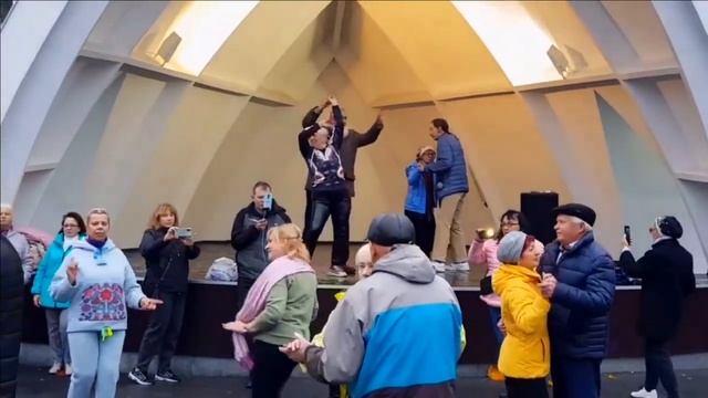 ЗАЖИГАЮТ ЛИСТЬЯ ВЕЧЕР!!!ТАНЦЫ В ХАРЬКОВЕ