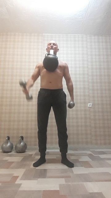 Гиря 24кг. в зубах и жонглирую гантельками по 6 кг.😁