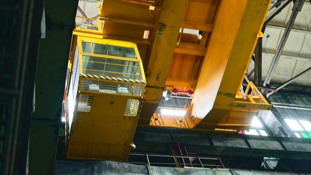 На обогатительной фабрике Михайловского ГОКа монтируют грейферный кран смотреть онлайн