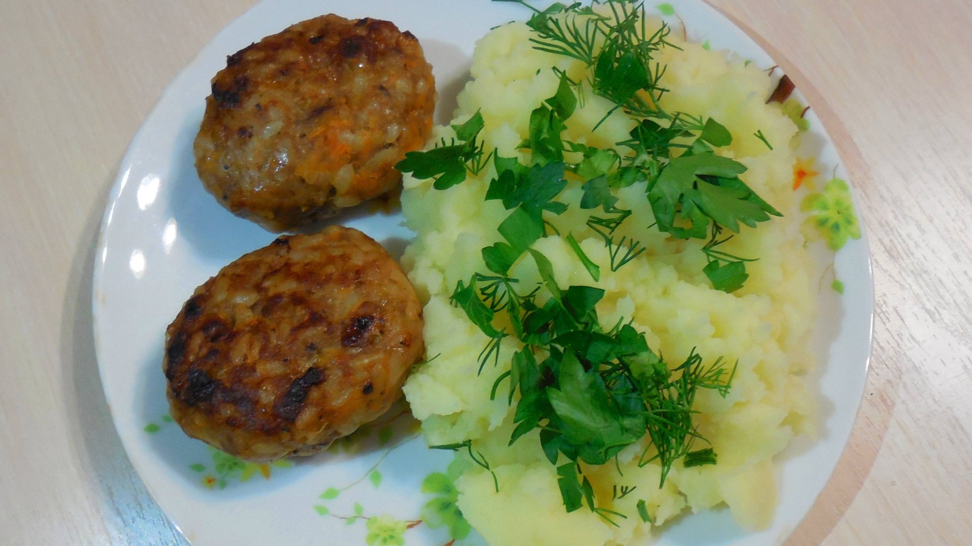 Экономные котлеты с рисом и овощами.