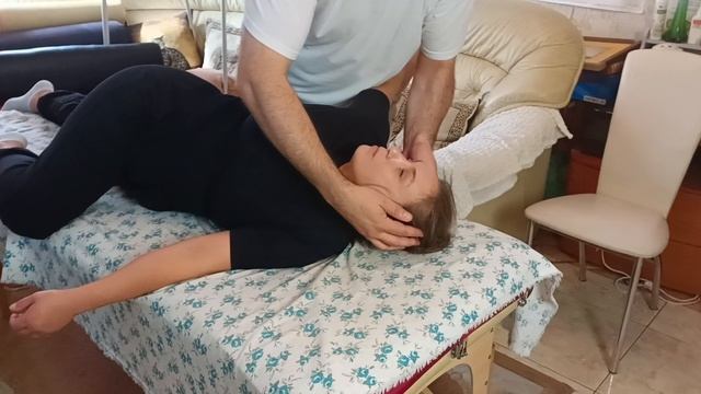 Как произвести мануальные скрутки поясницы, лежа на столе. Несколько вариантов, Ч-2 смотреть онлайн