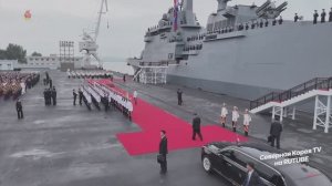 Ким Чен Ын посещает эсминец «Чхве Хён»