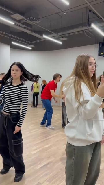 Танец прохожих 04-10-2025 #shorts смотреть онлайн