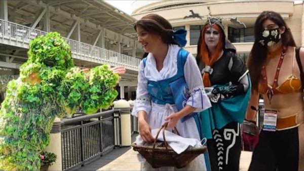 Amazing Craziest Reactions Screams Bushman Prank_ Megacon