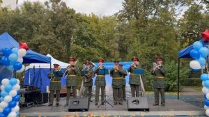 Марш-песня авиаторов "Всё выше, и выше, и выше"  - исполняет военный оркестр