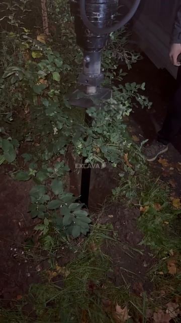 Мини-экскаватор Rippa R10 закручивает сваи (сваекрут, шнековый бур с гидровращателем)