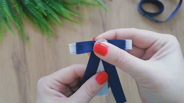 Как сделать брошь из узкой ленты/Брошь галстук
