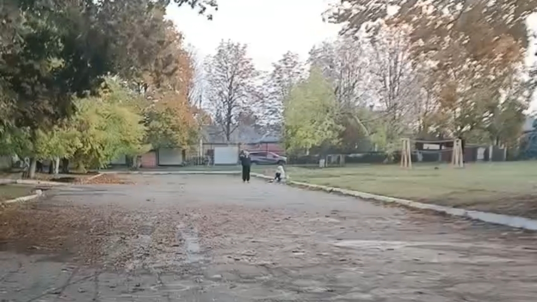 катаюсь на электро самокате никого не трогаю и ко мне пристали две бабы