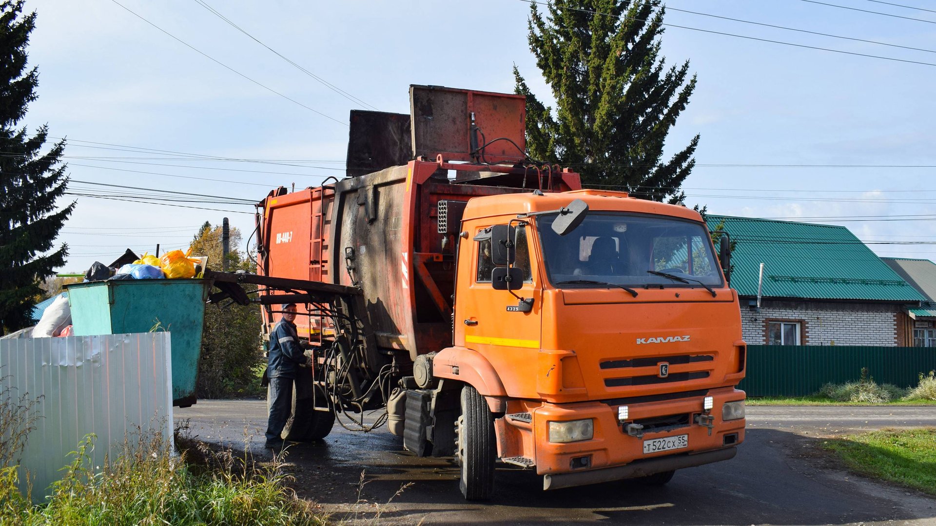 Мусоровоз КО-440-7 на шасси КамАЗ-43253-R4 (Т 522 СХ 55). / KAMAZ garbage truck. смотреть онлайн