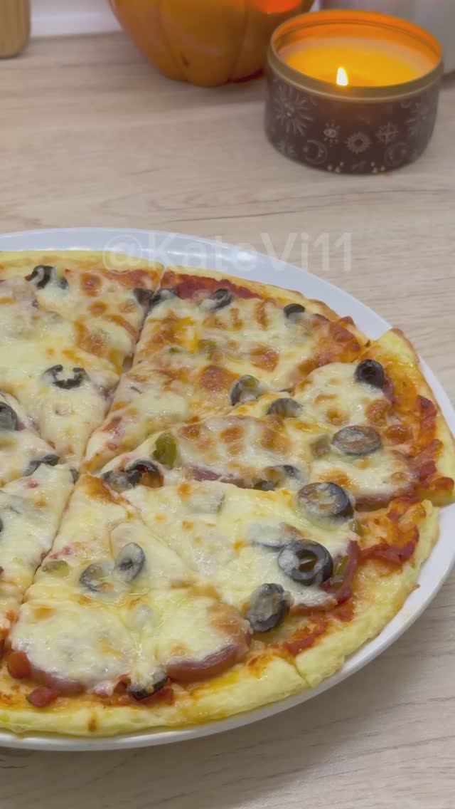 Необычная, но очень вкусная пицца из кабачка. ПП основа для пиццы. Рецепт очень простой, сохраняйте смотреть онлайн