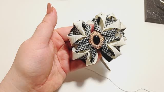 МК из ленты 4 см, очень коротко😉 но главные моменты⬛⬜◼️◻️◾◽▪️▫️
Мастер класс бантиков