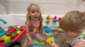 Купаемся с Полиной и Аленой 🛁буль буль , дети