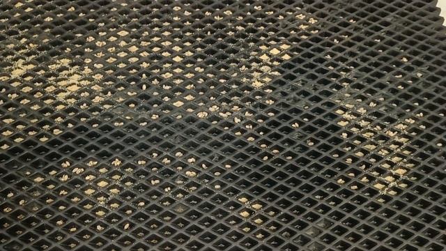 пример уборки вертикальным аккумуляторным пылесосом Miko V12, на максимальной мощности смотреть онлайн