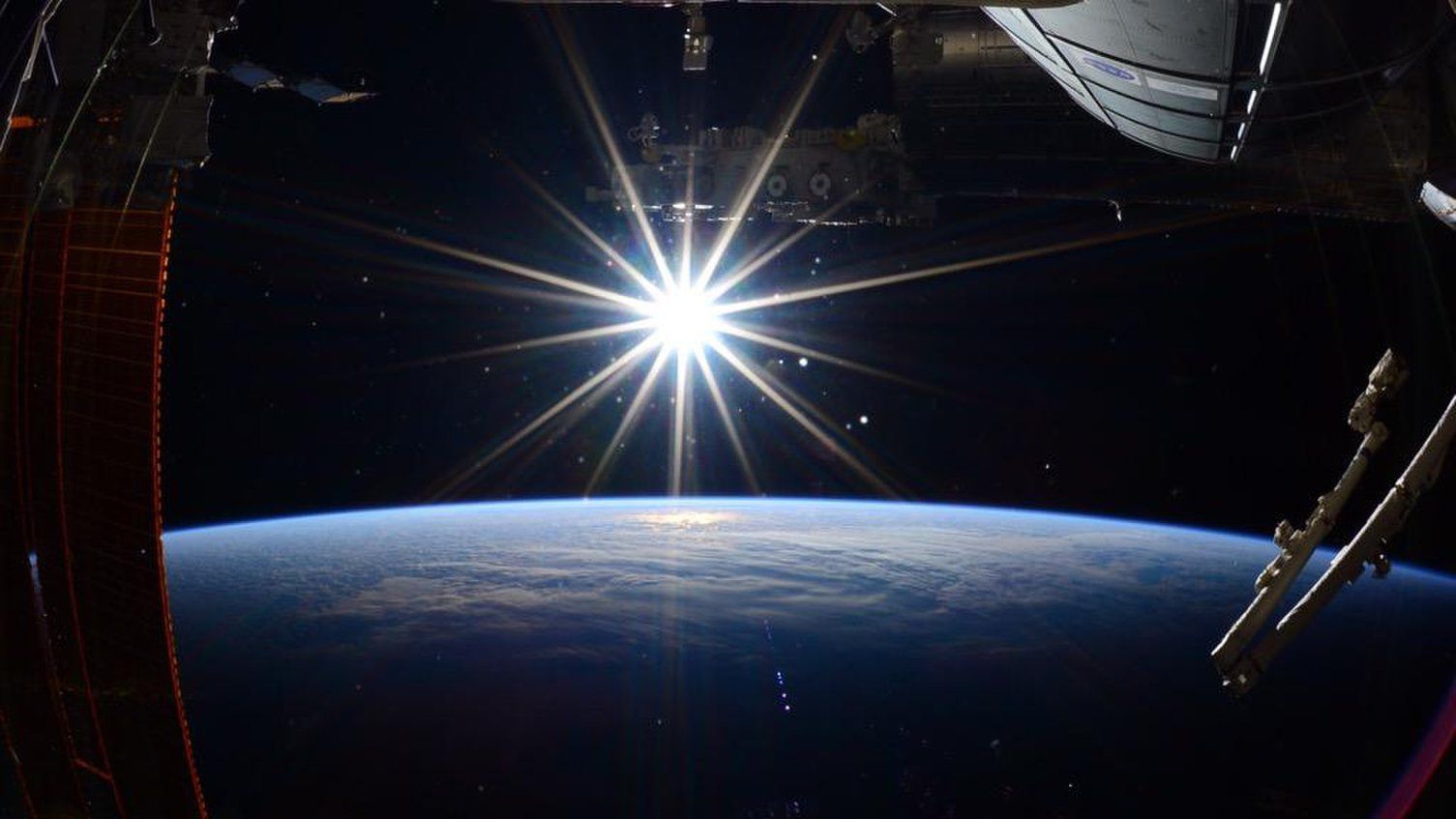 Почему Солнце не освещает космос? смотреть онлайн