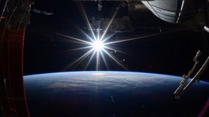 Почему Солнце не освещает космос?