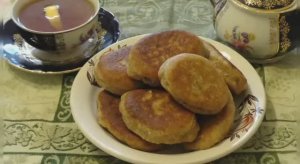 Печем пирожки с капустой, а тесто из цельнозерновой муки.