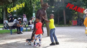 Статуя пугает прохожих - розыгрыш