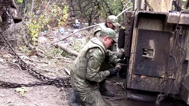 Бронеавтомобиль Husky пр- во Британия порван в британский флаг. смотреть онлайн