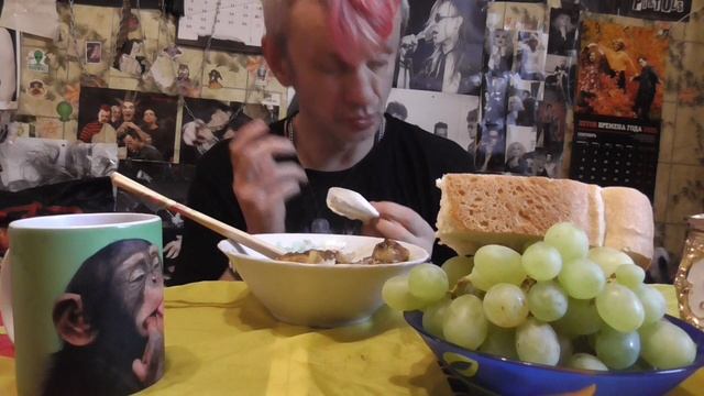 мукбанг картофельное пюре куриная голень кисель и зелёный виноград