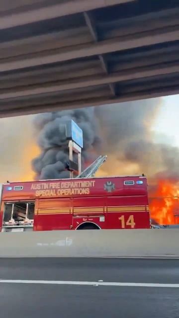 Пожар на заводе химикатов.