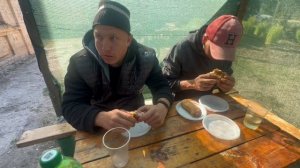 Беляш хот-дог сосиска кто быстрее съест получит 1000 рублей. Предание еды на скорость.Заруба