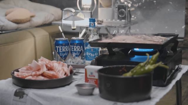 Кемпинг в сильный снегопад с моей собакой . Надувная горячая палатка . Дровяная печь ASMR смотреть онлайн