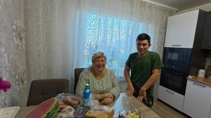 У Абдугани  сегодня праздник выбираем торт. На даче почти всё  подготовили к зиме. Наши покупки.