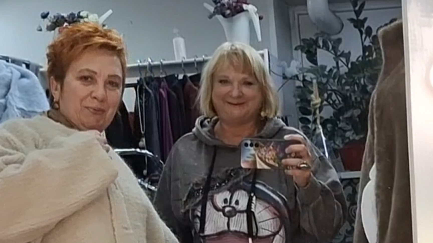 И снова чумачеЧные дамочки с кучей обновок... смотреть онлайн