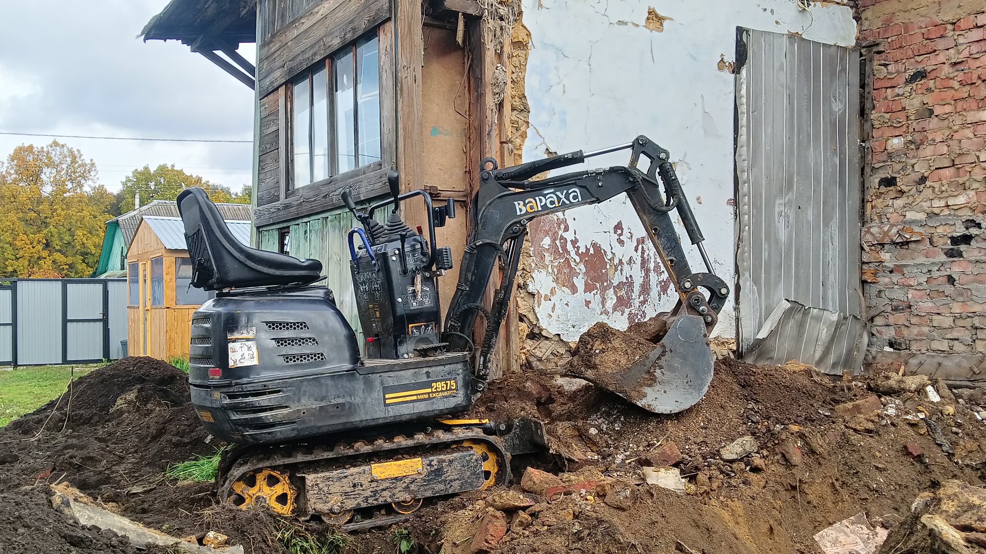 Мини экскаватор 29575. Копаю фундамент под пристройку. смотреть онлайн