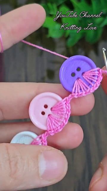 Брелок из пуговичек и пряжи! Супер идея😍 смотреть онлайн