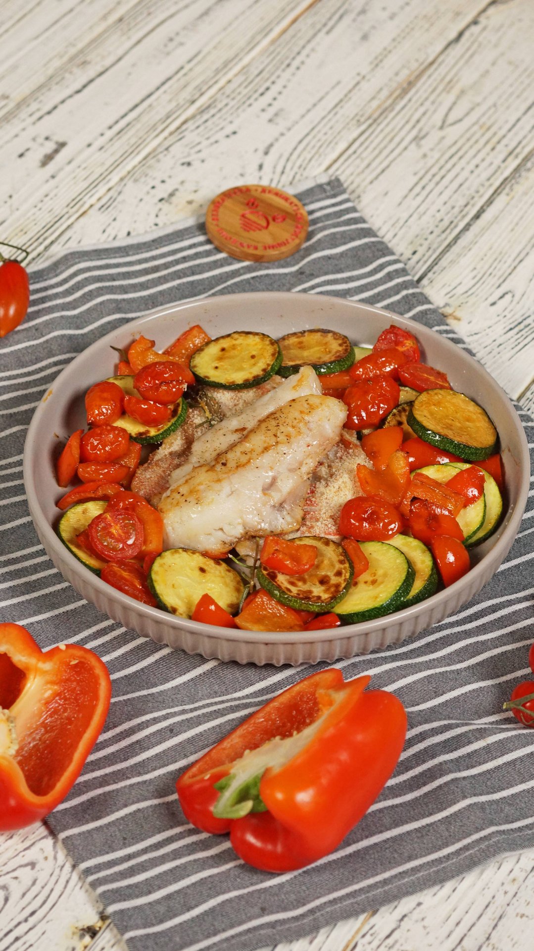 Морской окунь с овощами смотреть онлайн