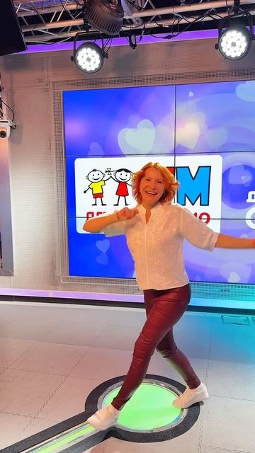 Перевели дух и врываемся в новый тренд! Ловите танец Газманова #детскоерадио #газманов #тренды смотреть онлайн