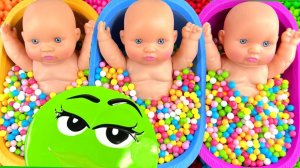 Мультики для детей. Объединяем вкусные конфетки M&M's и слайм. Смотреть мультики для детей и малышей